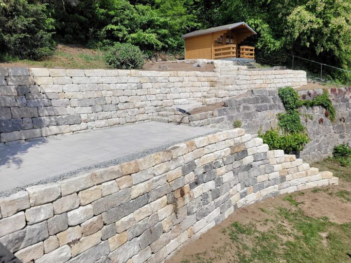Trockenmauern aus alten und neuen Sandsteinen am Elbhang